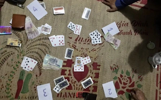 Phỏm: Trò Chơi Bài Truyền Thống